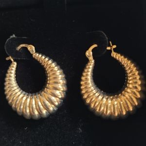 NIB New 14kt Gold Shrimp  Hoop Earrings